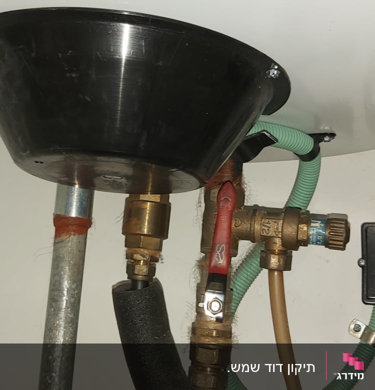 חיבורים וצינורות של דוד שמש עם ברזים